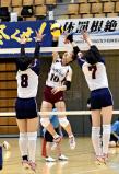 バレーボール女子決勝トーナメント２回戦、鋭いスパイクを放つ下北沢成徳の選手（２９日、金沢市で）＝石川泰平撮影