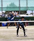  ソフトテニス男子団体の２回戦でプレーする八戸工大一の東淳之介選手（奥）ら（２９日、石川県能登町で）＝水野一希撮影