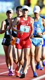 陸上男子５０００メートル競歩で優勝した大牟田・古賀文也選手（中央）（３０日、福井市で）＝杉本昌大撮影