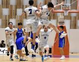 バスケットボール男子決勝、優勝が決まり、喜びを爆発させる中部大第一の選手たち（３０日、新潟県長岡市で）＝佐賀秀玄撮影