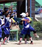ソフトボール女子で１６強入りを決めて喜ぶ常磐大の選手ら（３０日、福井県敦賀市で）