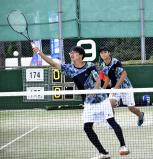 １回戦でプレーする鈴木選手と伊藤選手（奥）（３０日、石川県能登町で）＝水野一希撮影