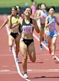 陸上女子８００メートルで優勝した中京大中京・青山理奈選手（31日）=杉本昌大撮影