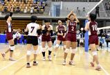 バレーボール女子決勝で得点を決め喜び合う下北沢成徳の選手ら（31日）=石川泰平撮影