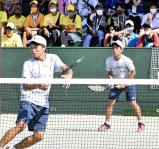 決勝でプレーする仲川選手（奥）と近藤選手（31日）=水野一希撮影
