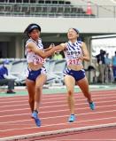 陸上女子１６００メートルリレーで７位入賞を果たした山形中央のメンバー（１日、福井市で）