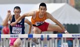 陸上男子１１０メートル障害を高校新記録で制した名古屋・西徹朗（右）（１日）＝杉本昌大撮影