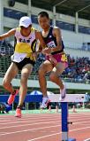 陸上男子３０００メートル障害決勝、競り合いながら障害を越える選手（１日、福井市で）＝杉本昌大撮影