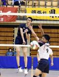 バレーボール男子、スパイクを放つ石川県工の選手