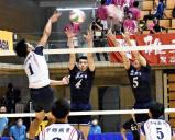 バレーボール男子、相手の攻撃をブロックする石川県工の選手