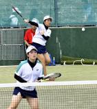  ソフトテニス女子個人の３回戦でプレーする三重の大友選手（奥）と原田選手