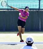 ソフトテニス女子個人の準決勝でプレーする佐藤選手