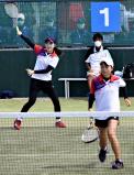 ソフトテニス女子個人の４回戦でプレーする秋田北の高貝選手（手前）と山内選手