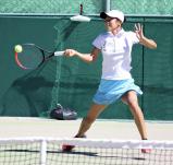 テニス女子団体の準決勝でプレーする松商学園・中山友里選手