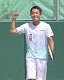 テニス男子シングルスの決勝で優勝が決まり、ガッツポーズをする小泉熙毅選手