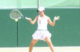 テニス女子シングルスで優勝した四日市商の丸山選手