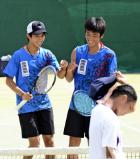 テニス男子ダブルスを制した慶応の菅谷（右）、有本組