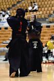 剣道男子個人４回戦でメンを狙う指本選手