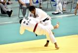 柔道男子８１キロ級を制した鹿児島情報・東郷選手（右）＝鈴木直人撮影