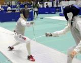 フェンシング男子フルーレで、１６強に入った大垣南の福田選手（左）