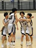 バスケットボール女子２回戦、逆転勝利を喜ぶ徳山商工の選手ら