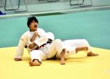 柔道女子７８キロ超級の決勝に臨む埼玉栄・新井万央選手（左）
