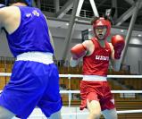 ボクシングウエルター級準決勝で果敢に攻め込む和田選手（右）