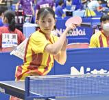 卓球女子団体　フォアハンドで相手に球を返す開志国際・児玉彩乃選手