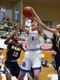 バスケットボール女子準決勝  第４クオーター、リバウンドで競り合う桜花学園・朝比奈あずさ（中央）=杉本昌大撮影