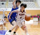 バスケットボール女子決勝、大阪薫英女学院－桜花学園　ドリブルで果敢に攻め込む