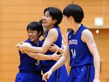 バスケットボール女子決勝、大阪薫英女学院－桜花学園　抱き合って喜ぶ選手たち