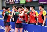 卓球女子団体のダブルスで勝利し、チームメートと喜ぶ四天王寺・大藤沙月と横井咲桜