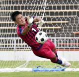 サッカー男子。ＰＫ戦で相手のシュートを防ぎ、３回戦進出に貢献