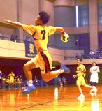 ハンドボール男子　１１点を決めた興南の伊礼颯雅