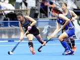 ホッケー女子準決勝、第３クオーター、攻め上がる八頭・沢田佳歩選手（左）