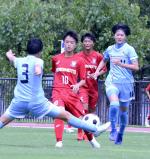 サッカー女子　前線からの激しい守備でチームを引っ張った日ノ本学園の内田光（左から２人目）
