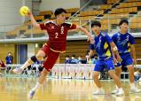 ハンドボール男子３回戦で、シュートを放つ小松工の北口主将