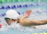 競泳女子１００メートルバタフライで優勝し、２冠を達成した飯田女・山岸琴美選手