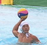 水球準決勝、ゴールを狙う四日市中央工・山田主将