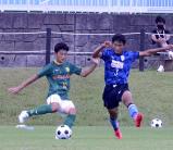 サッカー男子　クロスを上げる静岡学園の古川陽介選手（左）