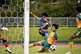 サッカー男子　ゴール前に攻め込む岡山学芸館の山岡主将（中央）