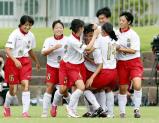 サッカー女子決勝、79分、決勝ゴールを決め、祝福される神村学園・川浪実歩(中央)