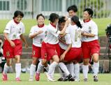 サッカー女子決勝、７９分、決勝ゴールを決め、祝福される神村学園・川浪実歩（中央）