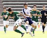 サッカー男子決勝、競り合う青森山田・名須川真光(手前左)と米子北・原佳太朗