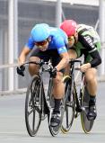 自転車男子ケイリンで優勝した崇徳・田村一暉(手前)