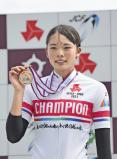 自転車女子2000メートル個人追い抜きで優勝し、表彰式でメダルを手にする松山学院・垣田真穂