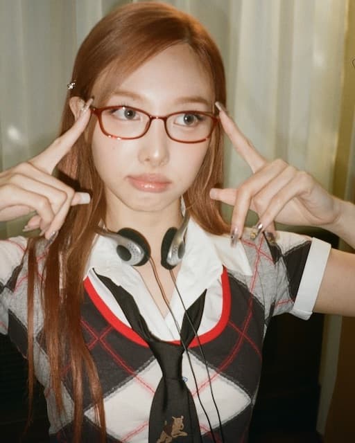 韓国の超人気アイドルの可愛すぎるメガネショットにファン悶絶