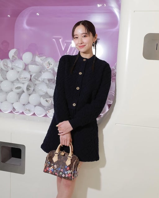 堀田真由がデザイナーの村上隆を称賛！「カラフルな美的世界」