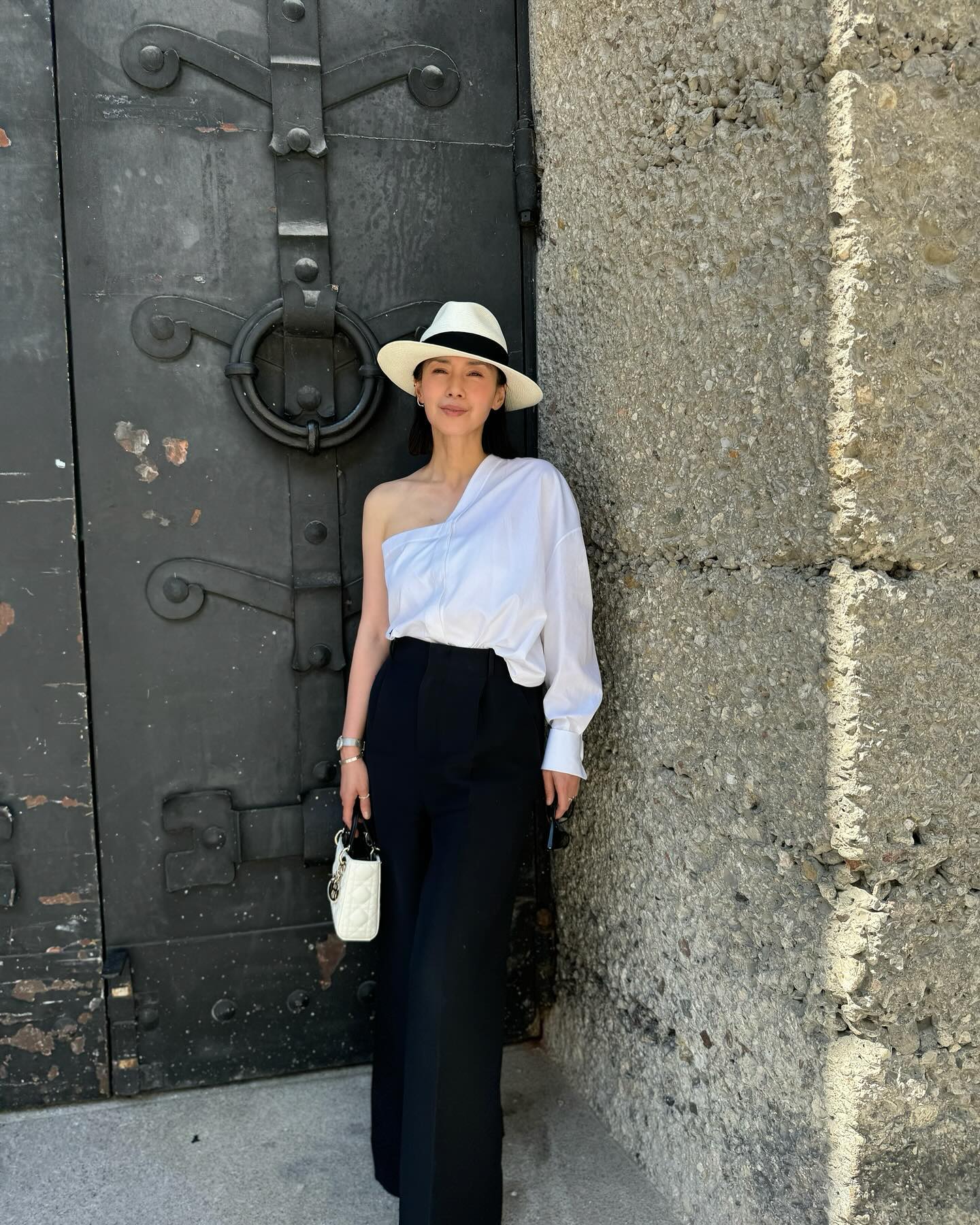 「暑さを忘れる美しさです‼️」女優・中谷美紀がオフショットを公開