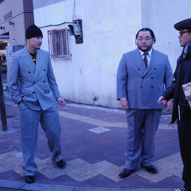 ラッパーのC.O.S.A.がフォーマルスタイルのスーツ姿を投稿！スタイリングが渋いと話題に！